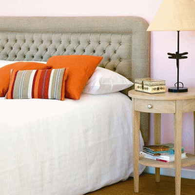 Спальная кровать со стеганым изголовьем